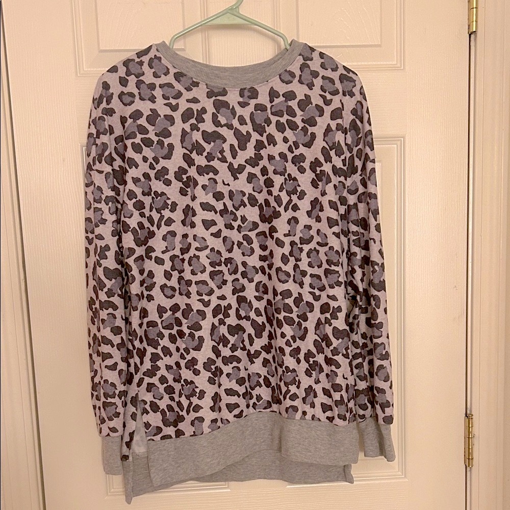 Women’s Grey Leopard Print Pullover Crewneck Sweatshirt
